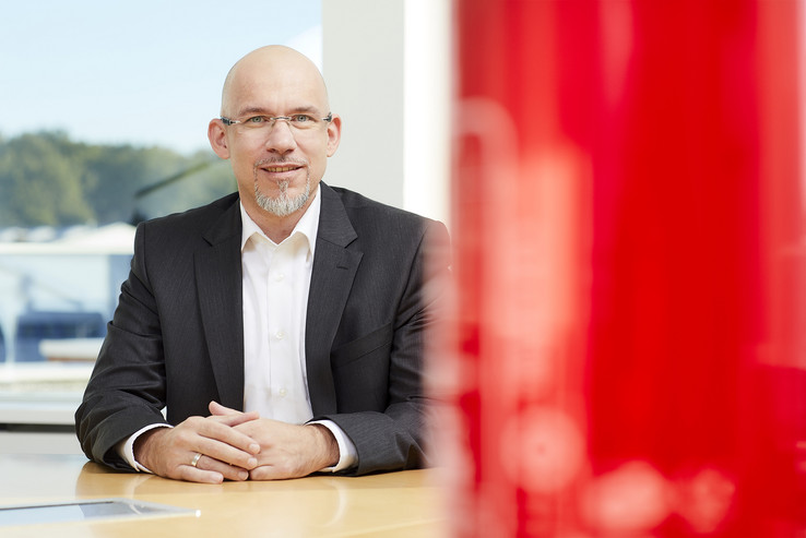 Timm Hauschke, Diretor de Cloud Business Master Data, afirma: "A transferência direta dos dados de componentes disponibilizados para a documentação EPLAN reduz o trabalho necessário para criar projetos para os nossos clientes." Timm Hauschke, Diretor de Cloud Business Master Data, afirma: "A transferência direta dos dados de componentes disponibilizados para a documentação EPLAN reduz o trabalho necessário para criar projetos para os nossos clientes."