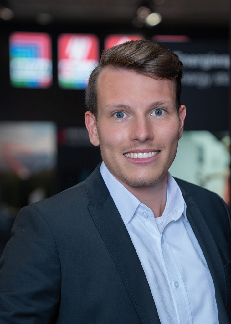 Tobias Kratz, Business Owner Rapid Design "Graças ao novo motor gráfico 3D, secções inteiras de um armário de controlo podem ser exibidas ou ocultadas, e componentes individuais podem mesmo ser realçados na visualização", explica Tobias Kratz, Business Owner Rapid Design na EPLAN.