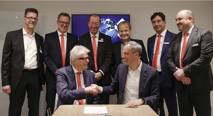 O Prof. Dr. Friedhelm Loh, proprietário e presidente do Grupo Friedhelm Loh, e Cedrik Neike, membro do Conselho de Administração da Siemens AG e CEO da Digital Industries, assinaram o acordo na SPS. O Prof. Dr. Friedhelm Loh, proprietário e presidente do Grupo Friedhelm Loh, e Cedrik Neike, membro do Conselho de Administração da Siemens AG e CEO da Digital Industries, assinaram o acordo na SPS.