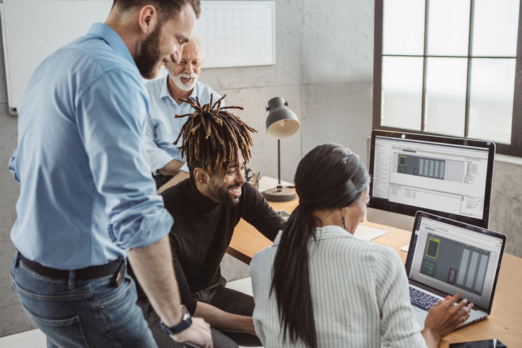 A Siemens e a EPLAN estão a garantir integração de dados sem falhas na engenharia de máquinas: por exemplo, do EPLAN para o Siemens TIA Selection Tool. A Siemens e a EPLAN estão a garantir integração de dados sem falhas na engenharia de máquinas: por exemplo, do EPLAN para o Siemens TIA Selection Tool.