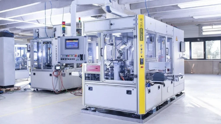 Braço robótico Mastercell com pinça (© Hahn Automation)