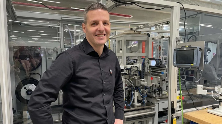 O Hahn Automation Group fabrica sistemas complexos e altamente automatizados, incluindo também a montagem de ecrãs para cabinas de veículos.