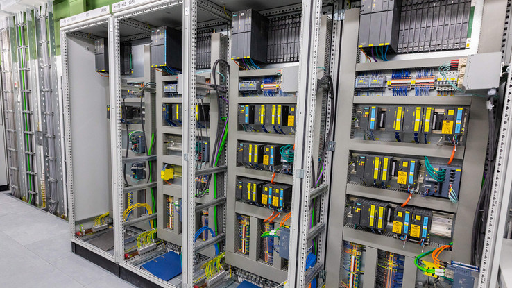 Um olhar sobre um dos armários de controlo da fábrica Um olhar sobre um dos armários de controlo da fábrica